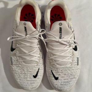 Nike Free Run 5.0 Low Womens Road Running Shoes White Black DZ5217-100 Sz 6
